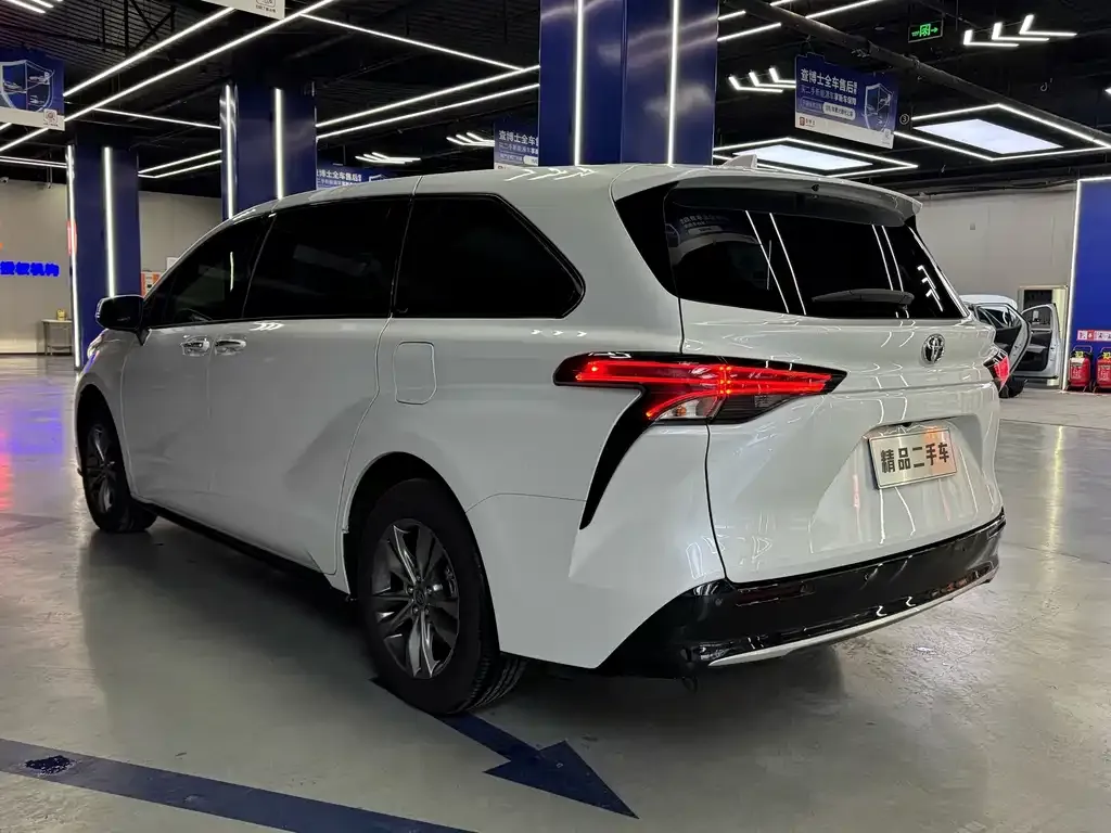 Toyota Sienna — фото 4