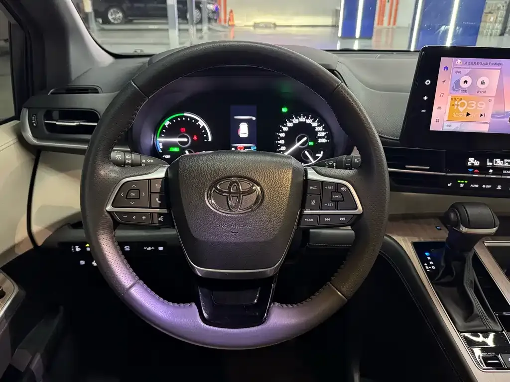 Toyota Sienna — фото 10