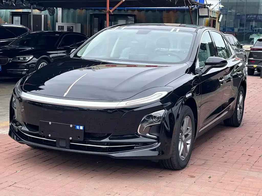 Hongqi E-QM5 — фото 1