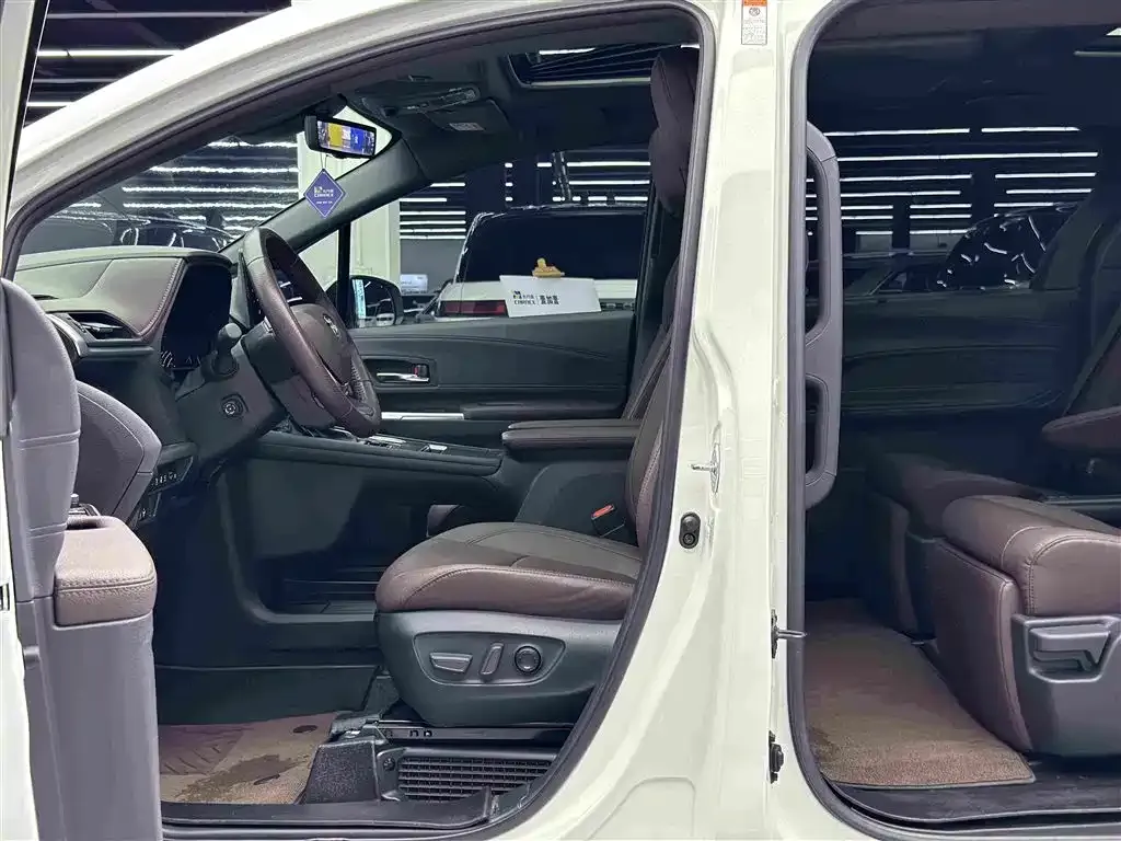 Toyota Granvia — фото 10