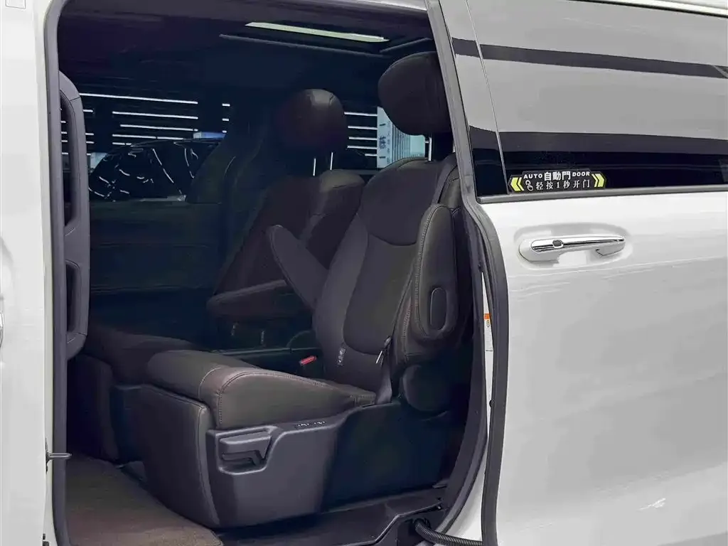 Toyota Granvia — фото 2