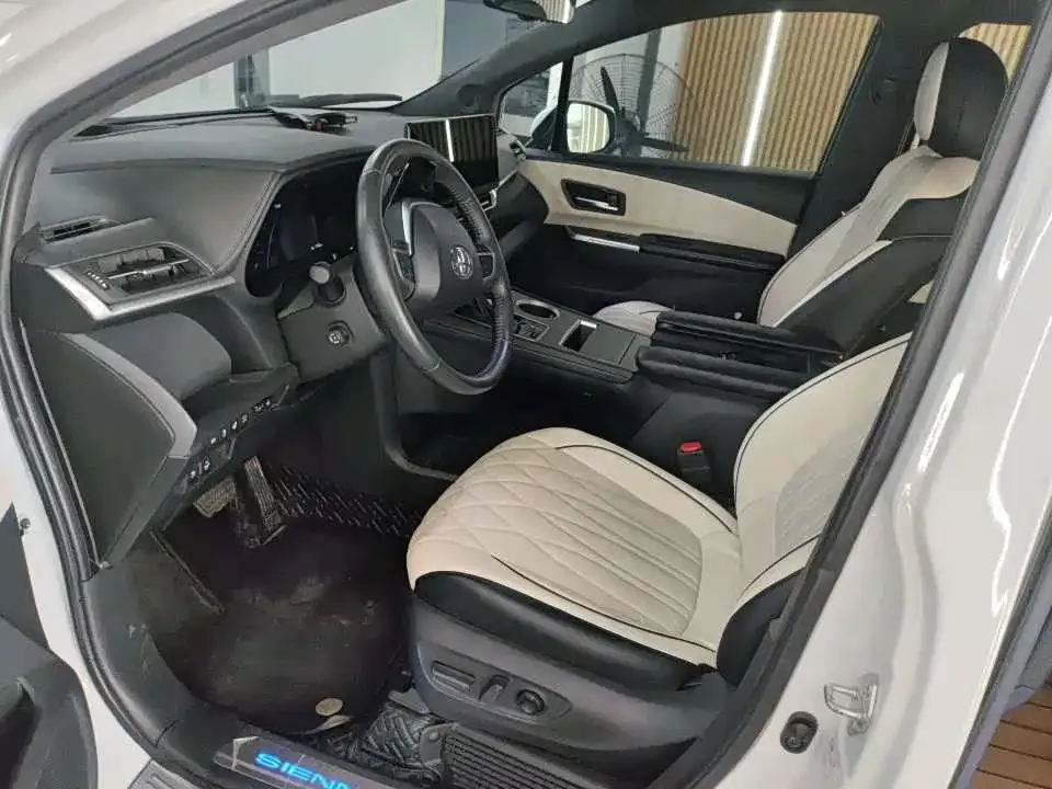 Toyota Sienna — фото 3