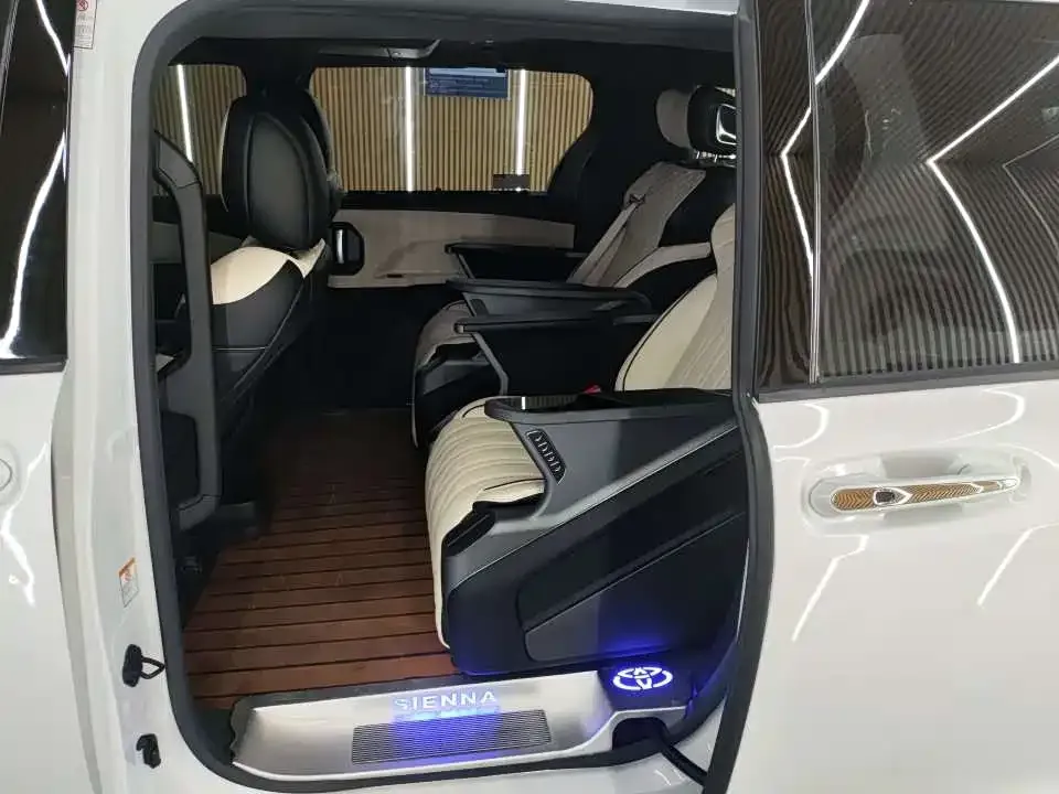 Toyota Sienna — фото 2