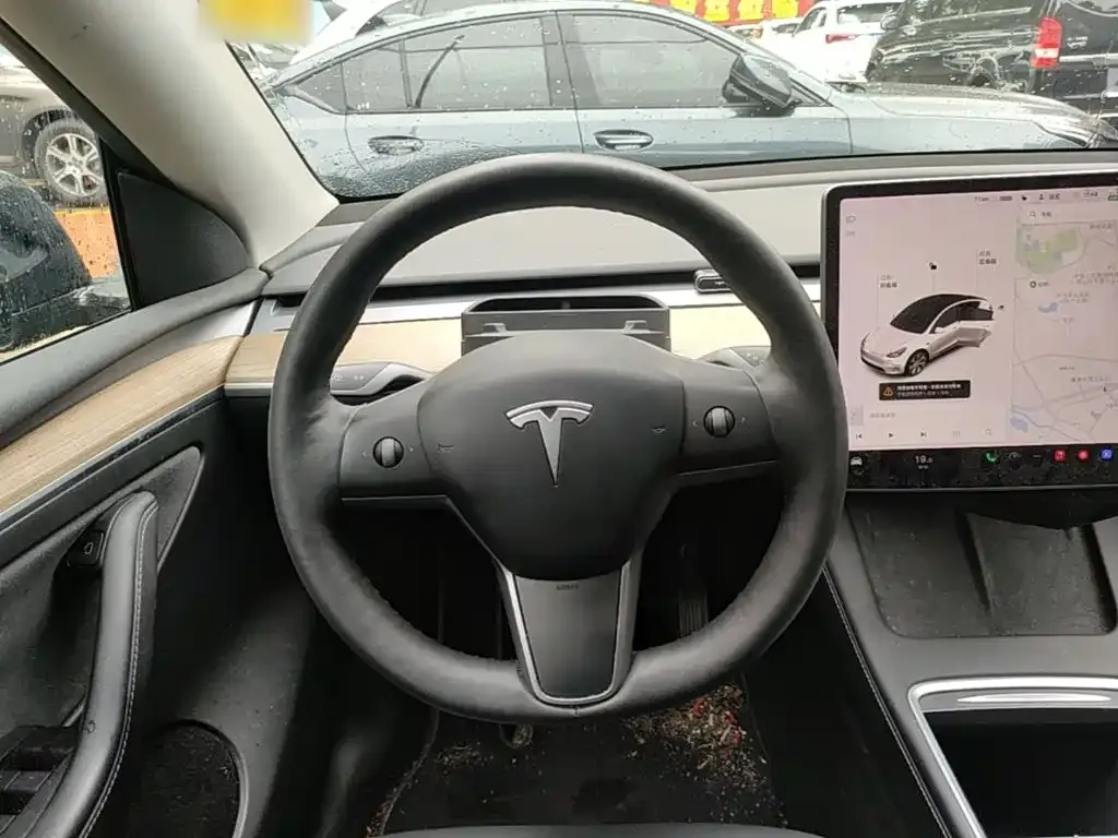 Tesla Model Y — фото 10