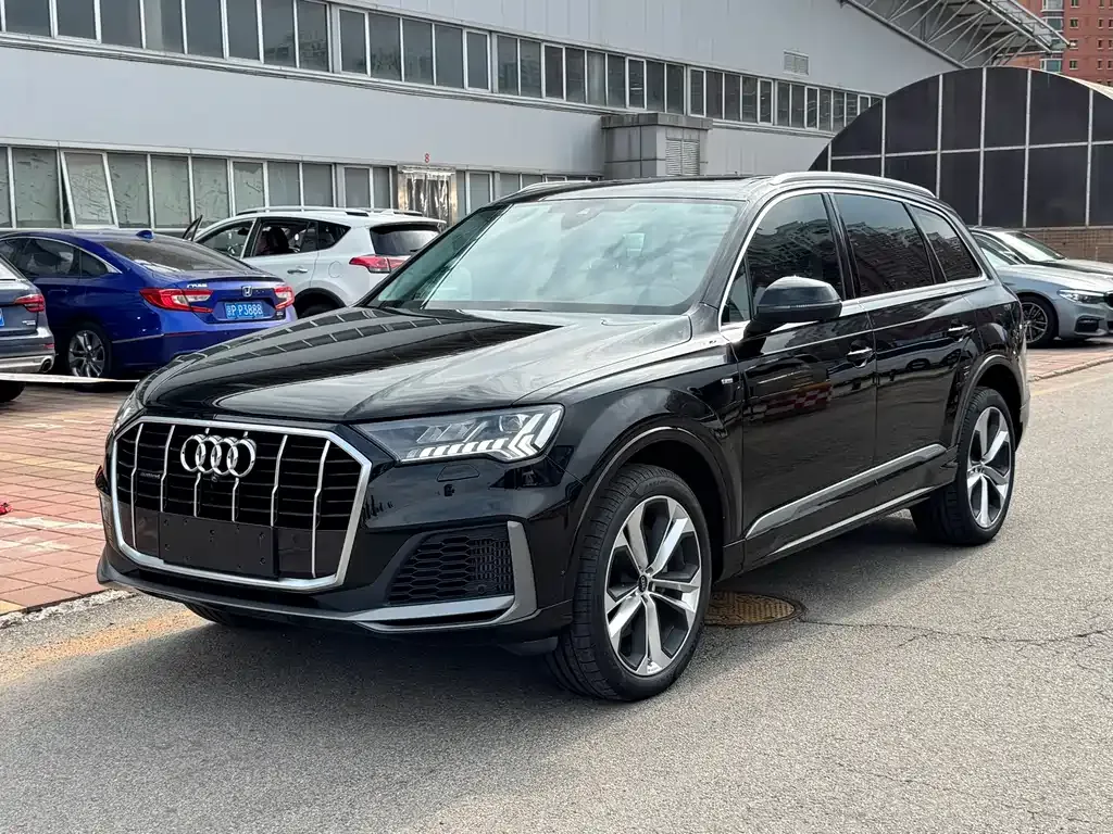Audi Q7 — фото 1