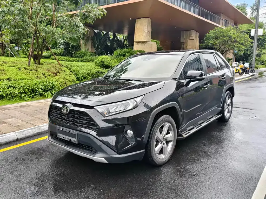 Toyota RAV4 — фото 1