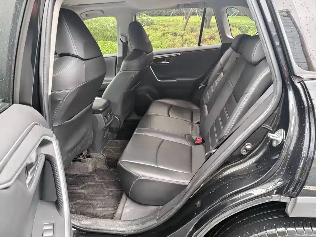Toyota RAV4 — фото 5