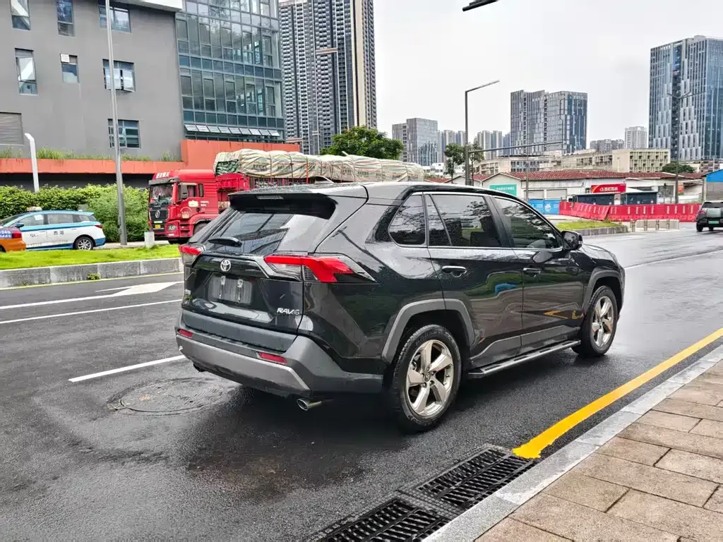 Toyota RAV4 — фото 8