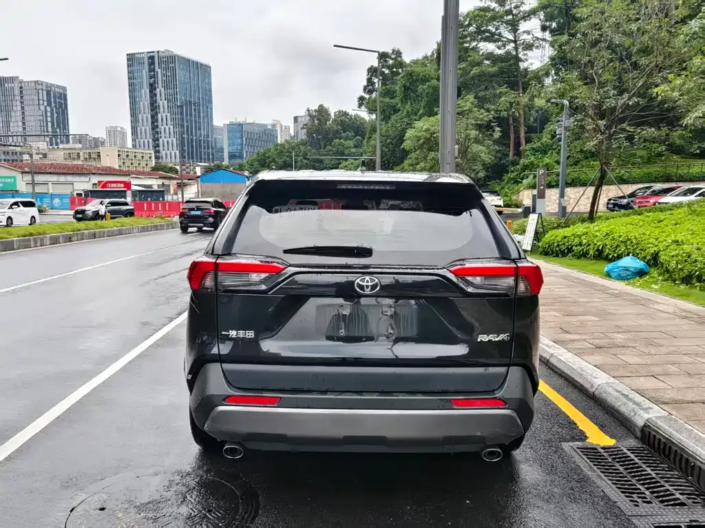 Toyota RAV4 — фото 2