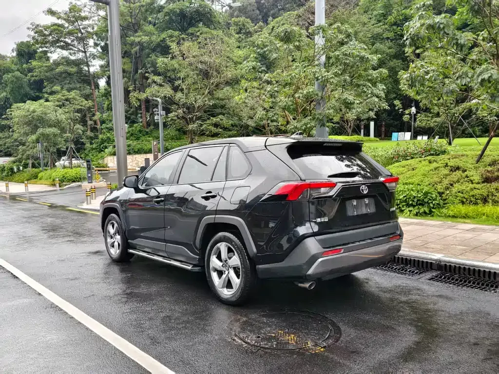 Toyota RAV4 — фото 9