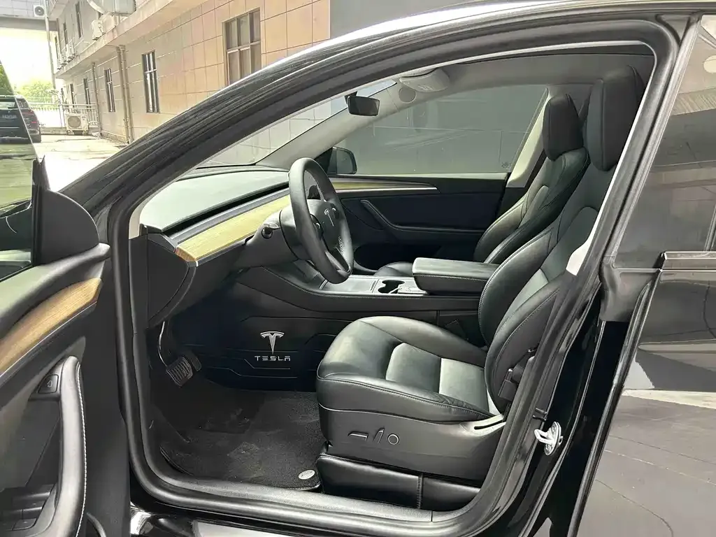 Tesla Model Y — фото 10