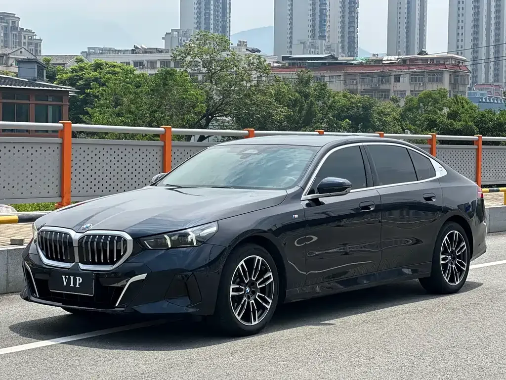 BMW 5 Series — фото 1