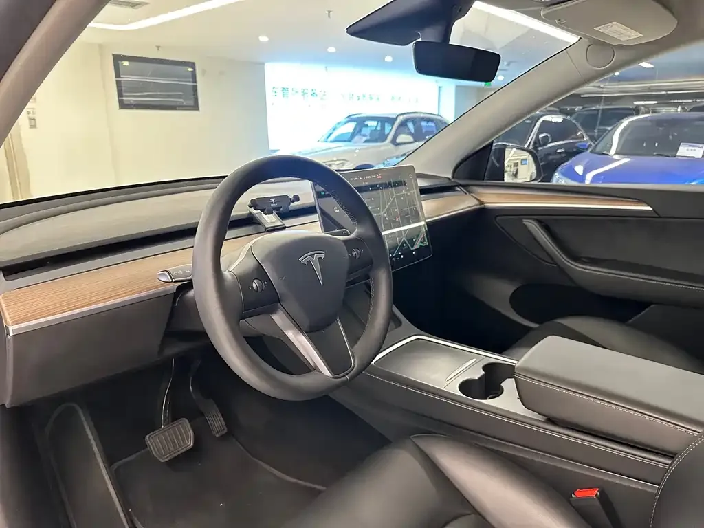 Tesla Model Y — фото 7