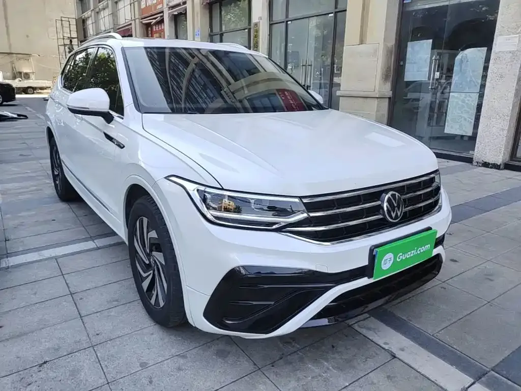 Volkswagen Tiguan L — фото 10