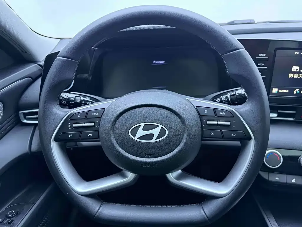 Hyundai Elantra — фото 7