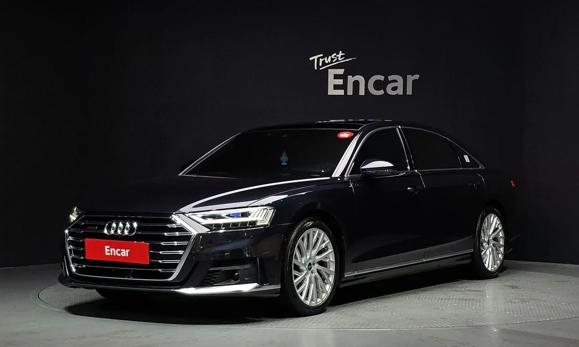 Audi A8 — фото 1