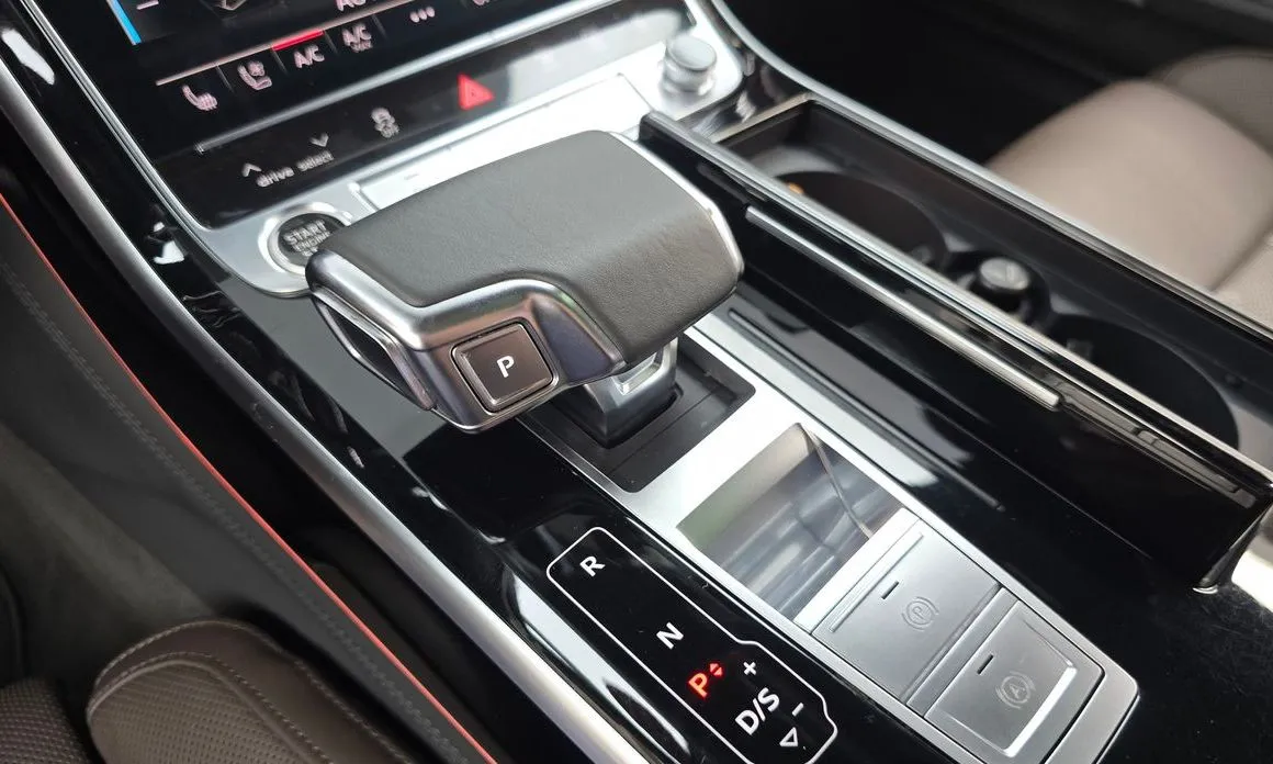 Audi A8 — фото 7