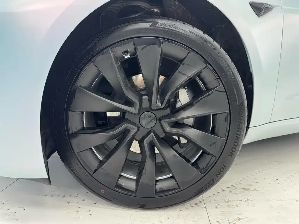 Tesla Model 3 — фото 10