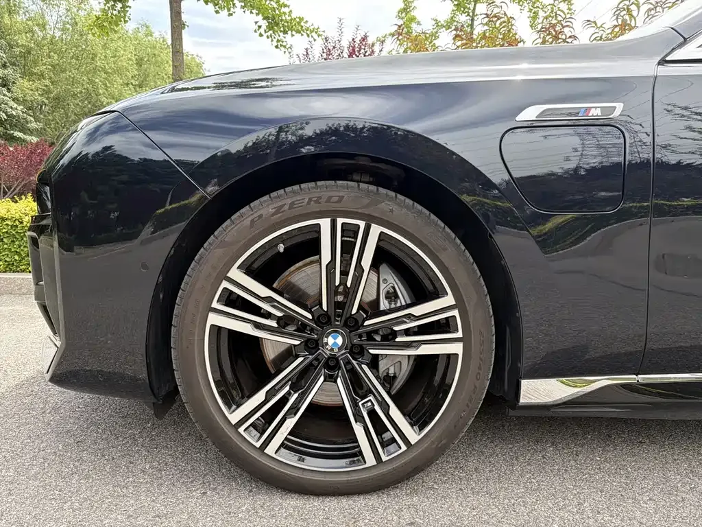 BMW i7 — фото 8