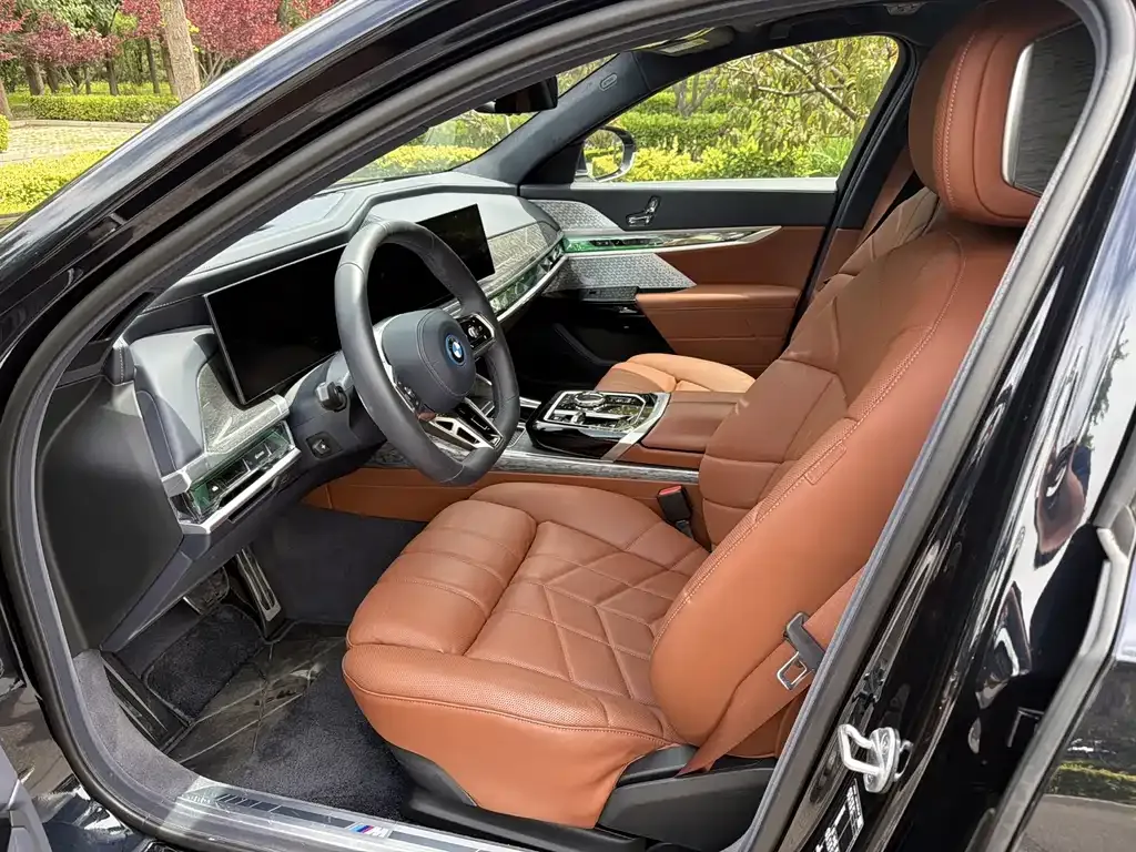 BMW i7 — фото 7