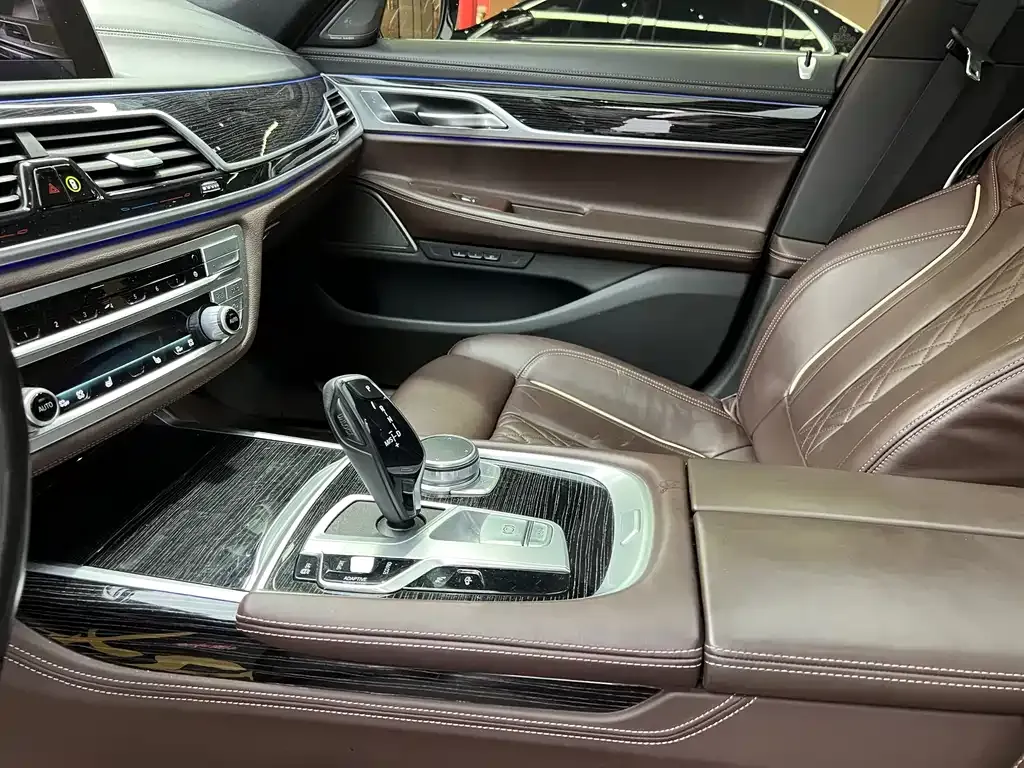BMW 7 Series — фото 9