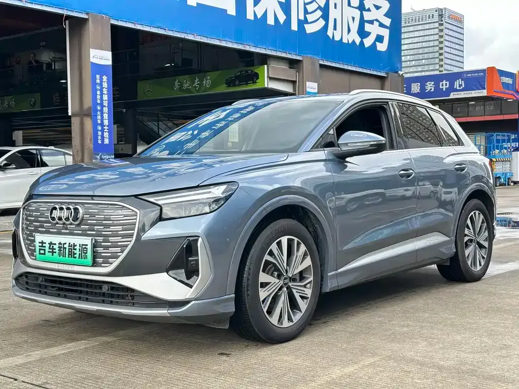 Audi Q4 e-tron — фото 1