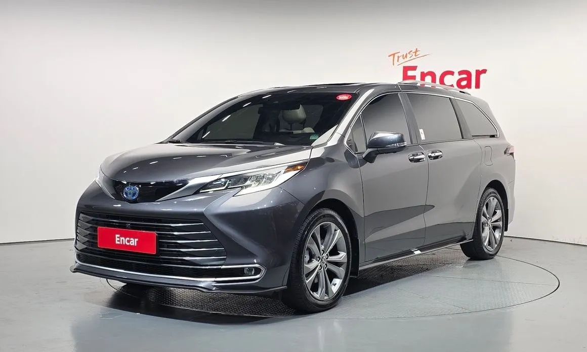 Toyota Sienna — фото 1