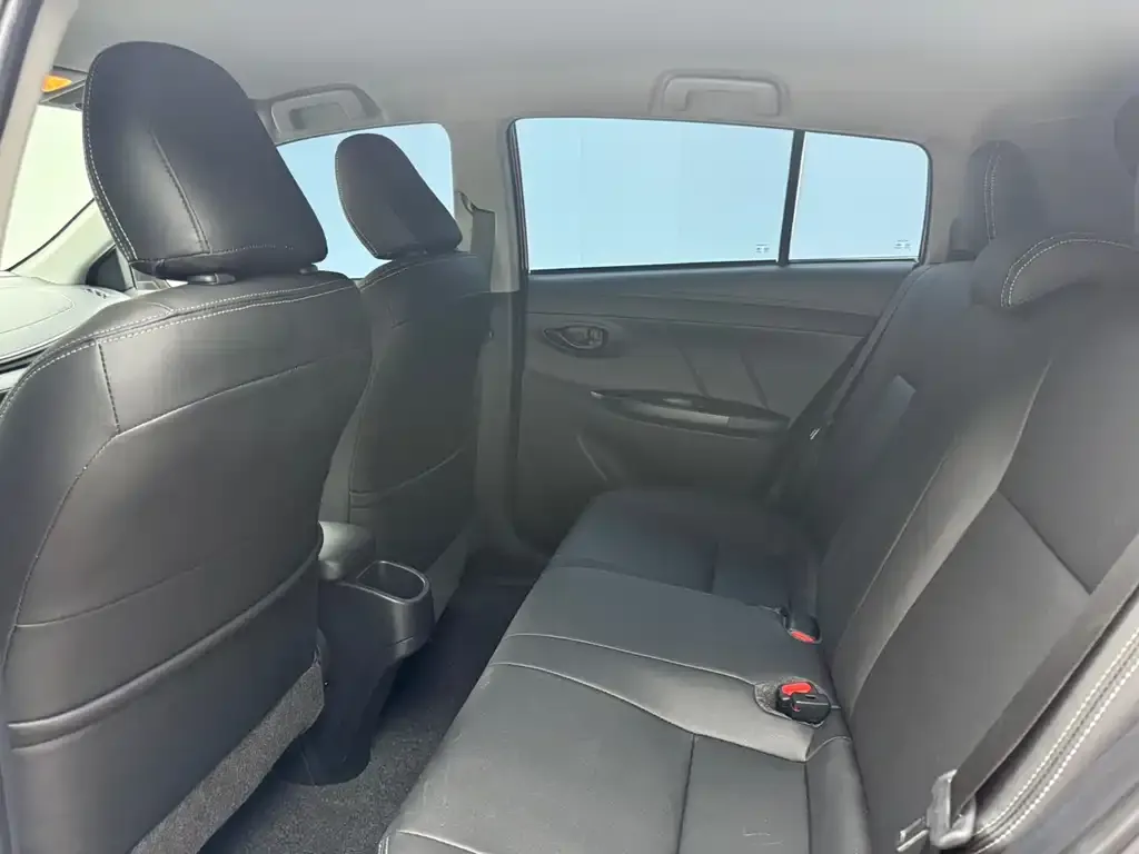 Toyota Yaris L — фото 2