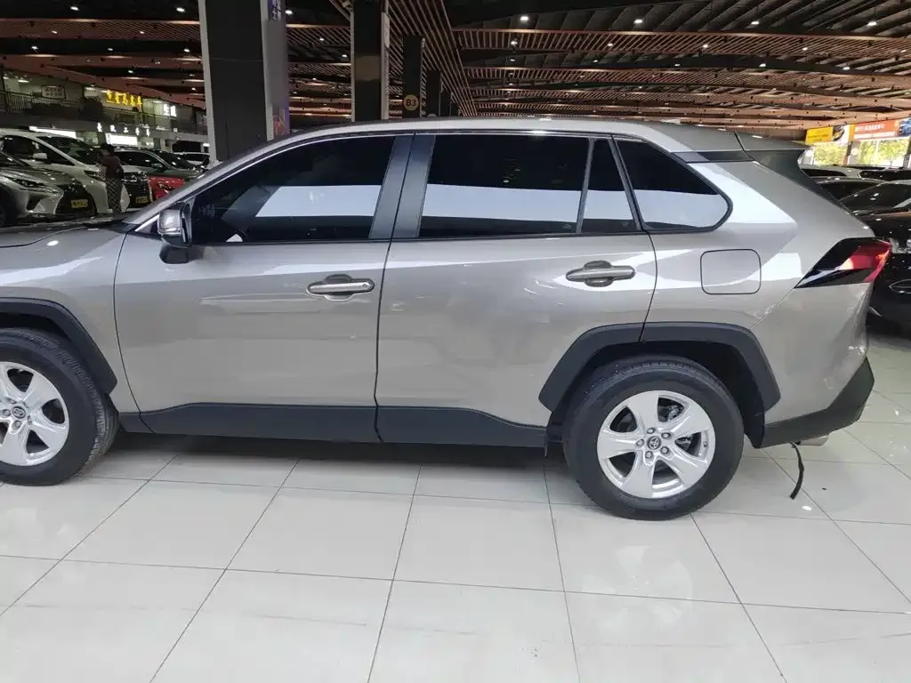 Toyota RAV4 — фото 5