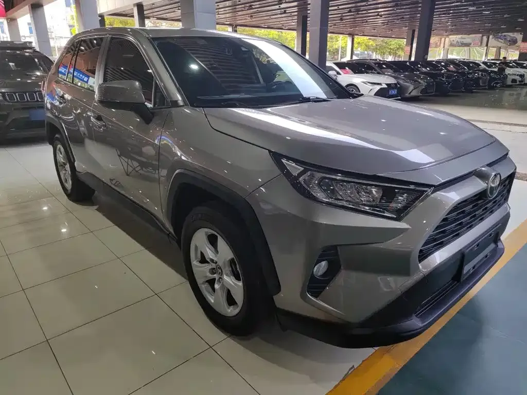 Toyota RAV4 — фото 8