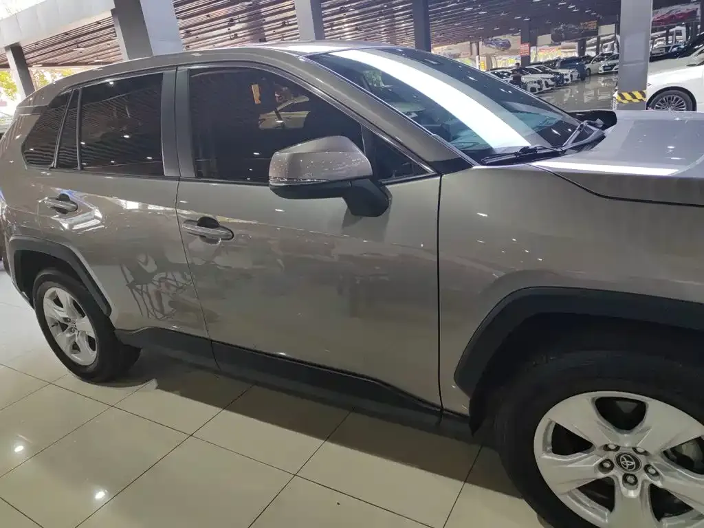 Toyota RAV4 — фото 9