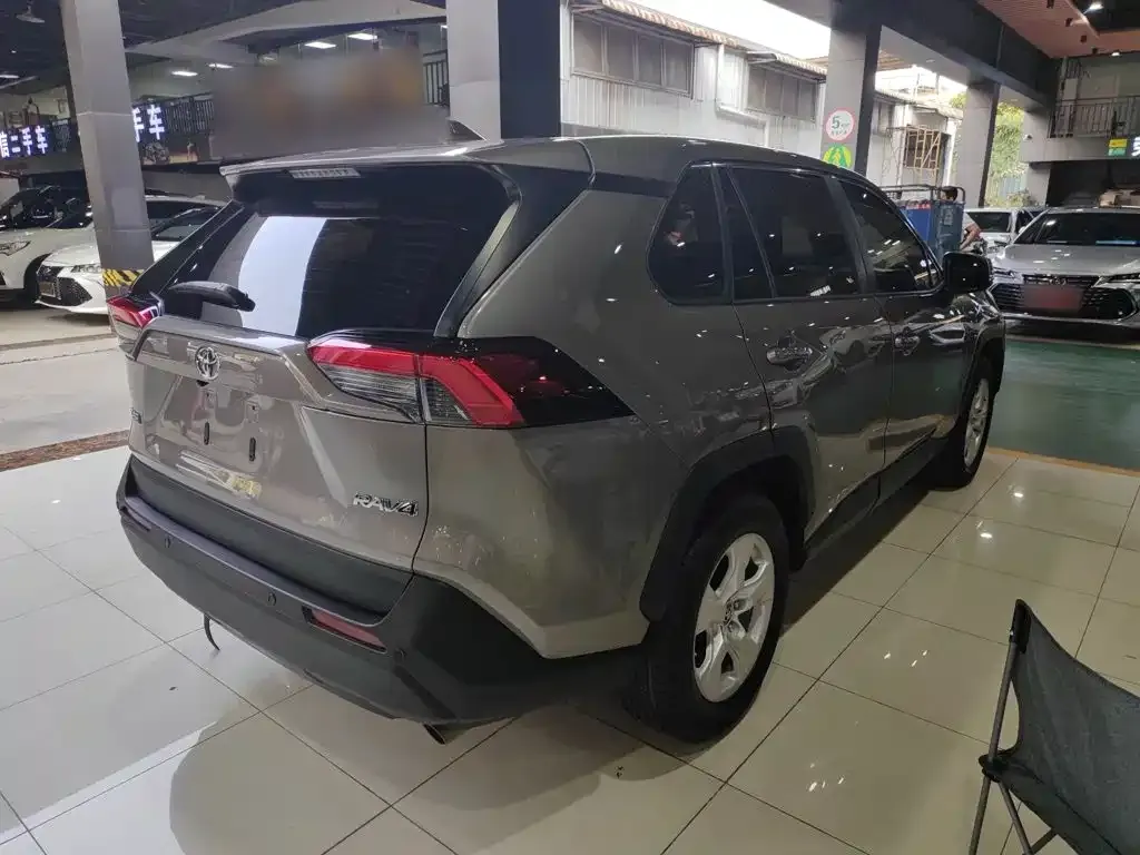 Toyota RAV4 — фото 6