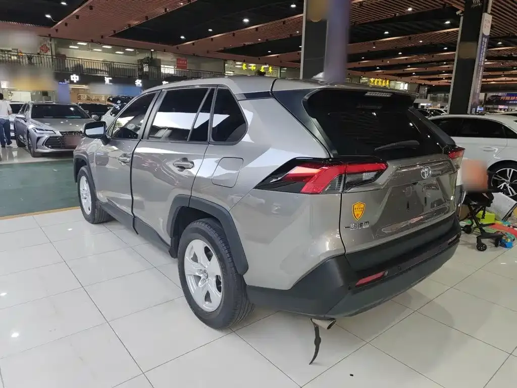 Toyota RAV4 — фото 4