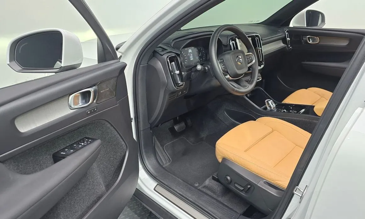 Volvo XC40 — фото 10