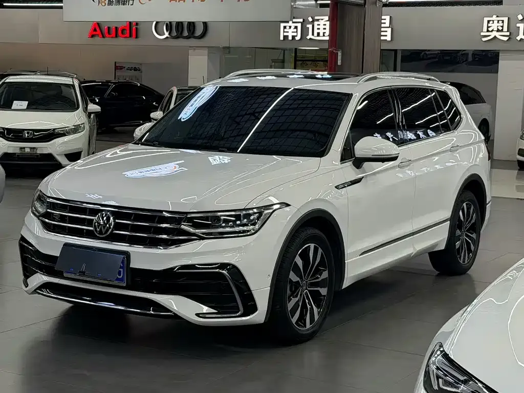 Volkswagen Tiguan L — фото 1