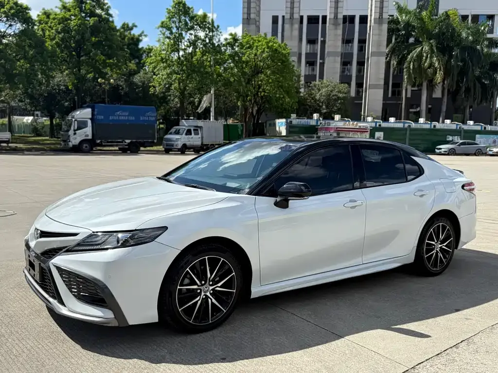 Toyota Camry — фото 1