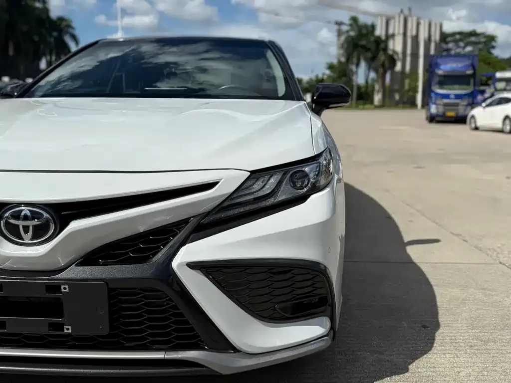 Toyota Camry — фото 3