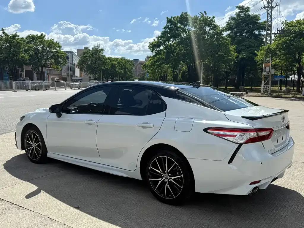 Toyota Camry — фото 9