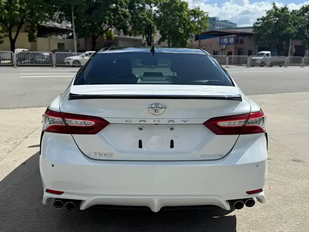 Toyota Camry — фото 6