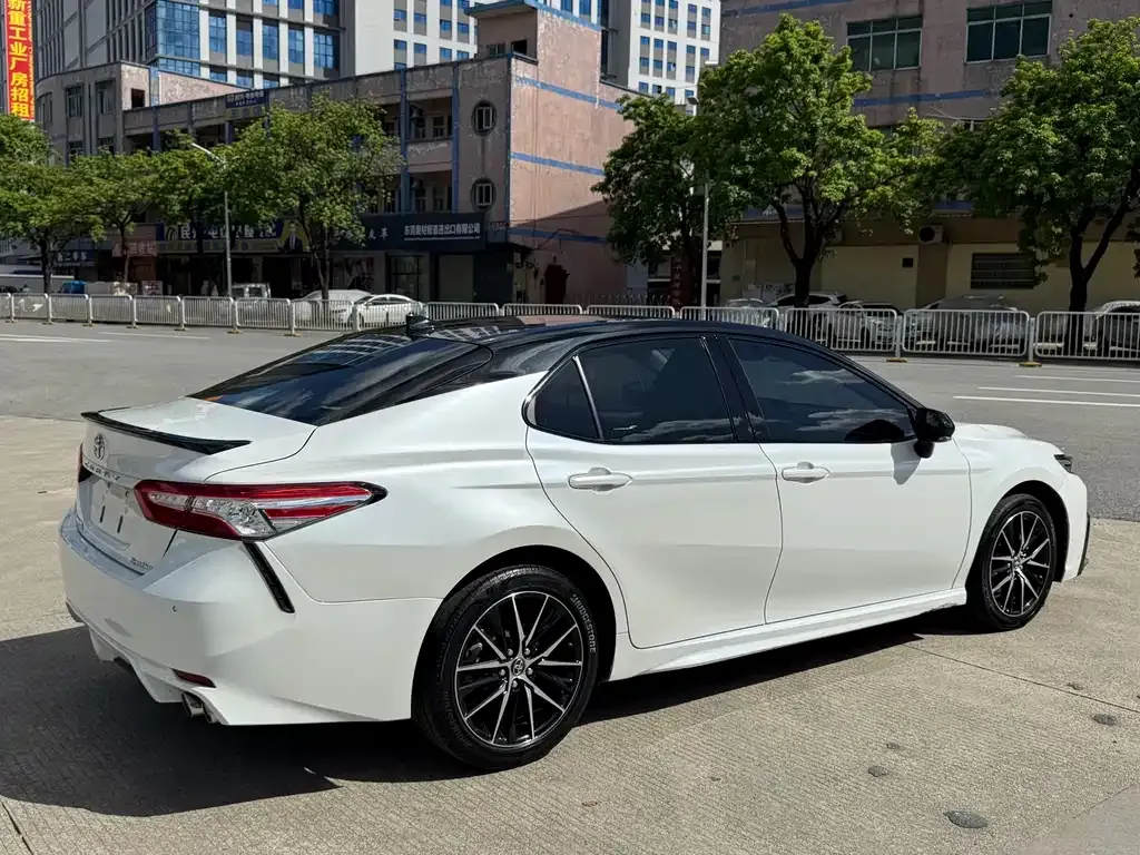 Toyota Camry — фото 10