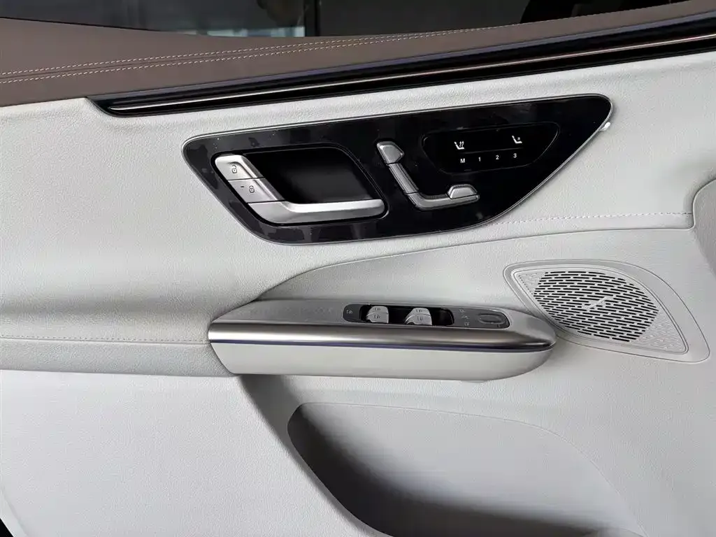 Mercedes-Benz EQE SUV — фото 4
