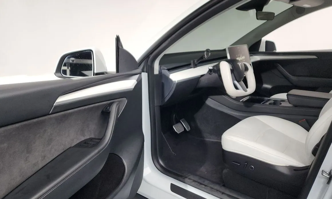 Tesla Model Y 2023 из KR, фото 2