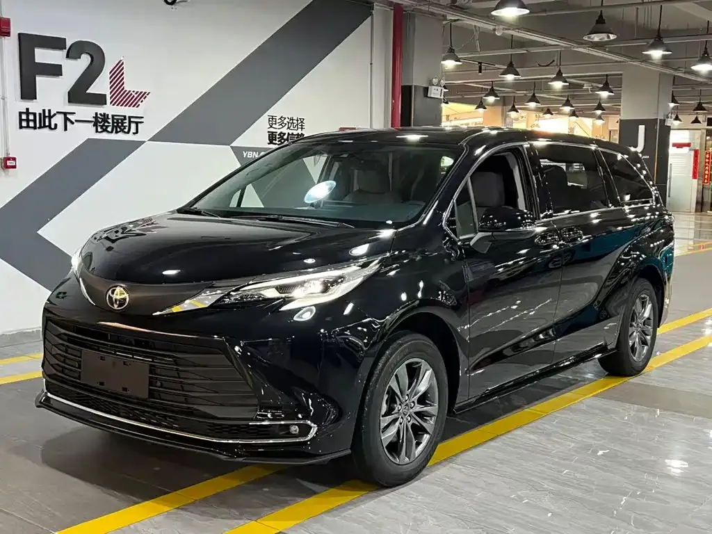 Toyota Sienna — фото 1