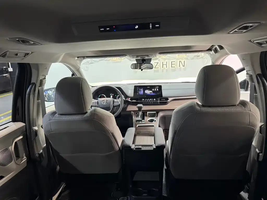 Toyota Sienna — фото 2