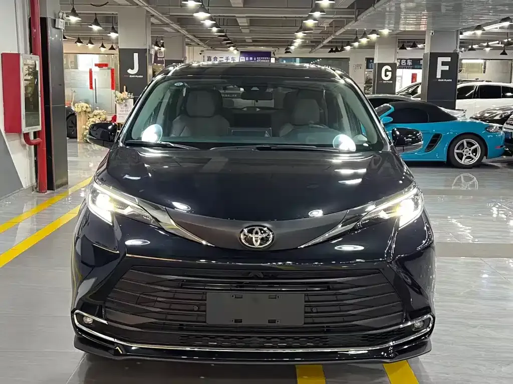 Toyota Sienna — фото 9