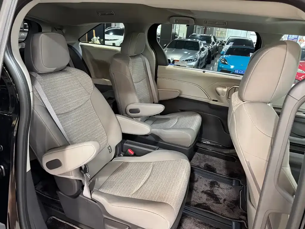 Toyota Sienna — фото 3