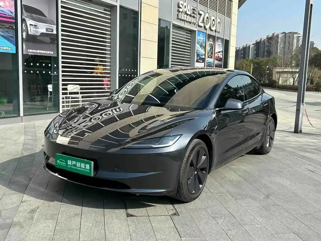 Tesla Model 3 — фото 1