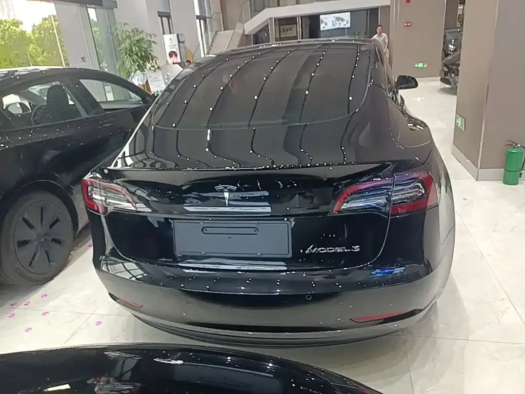 Tesla Model 3 — фото 4
