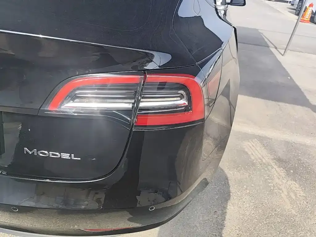 Tesla Model 3 — фото 10