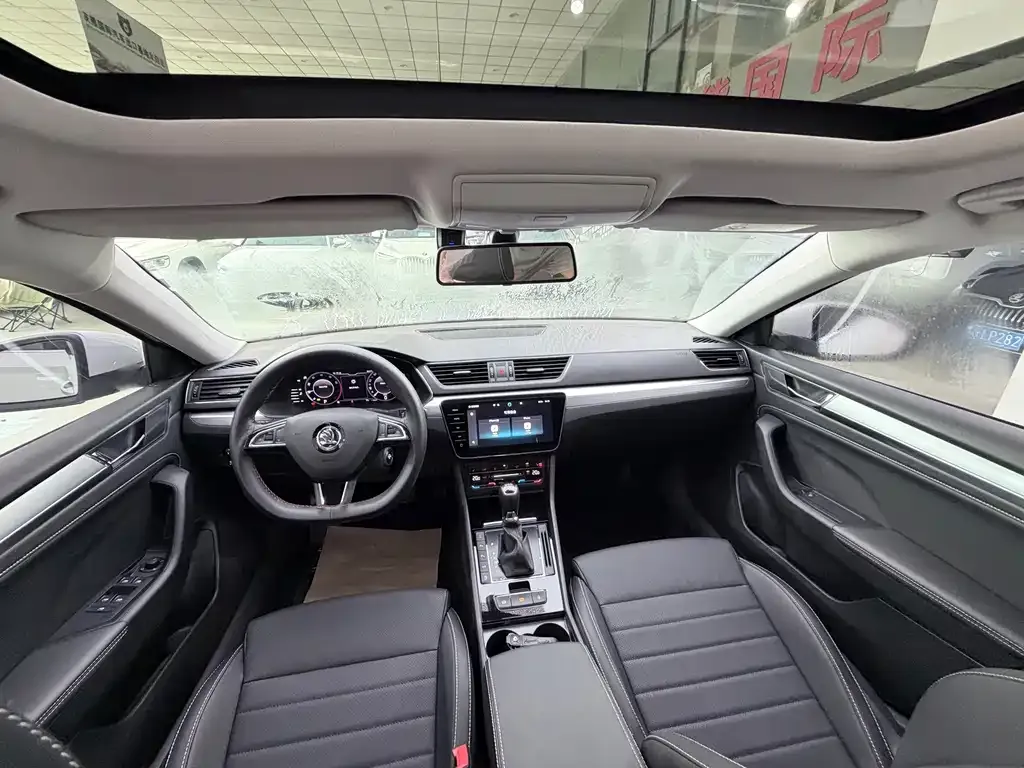 Skoda Superb — фото 8